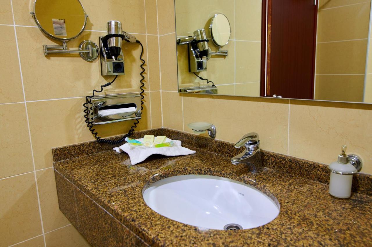 Grand Hotel Victory Актау Екстериор снимка Bathroom