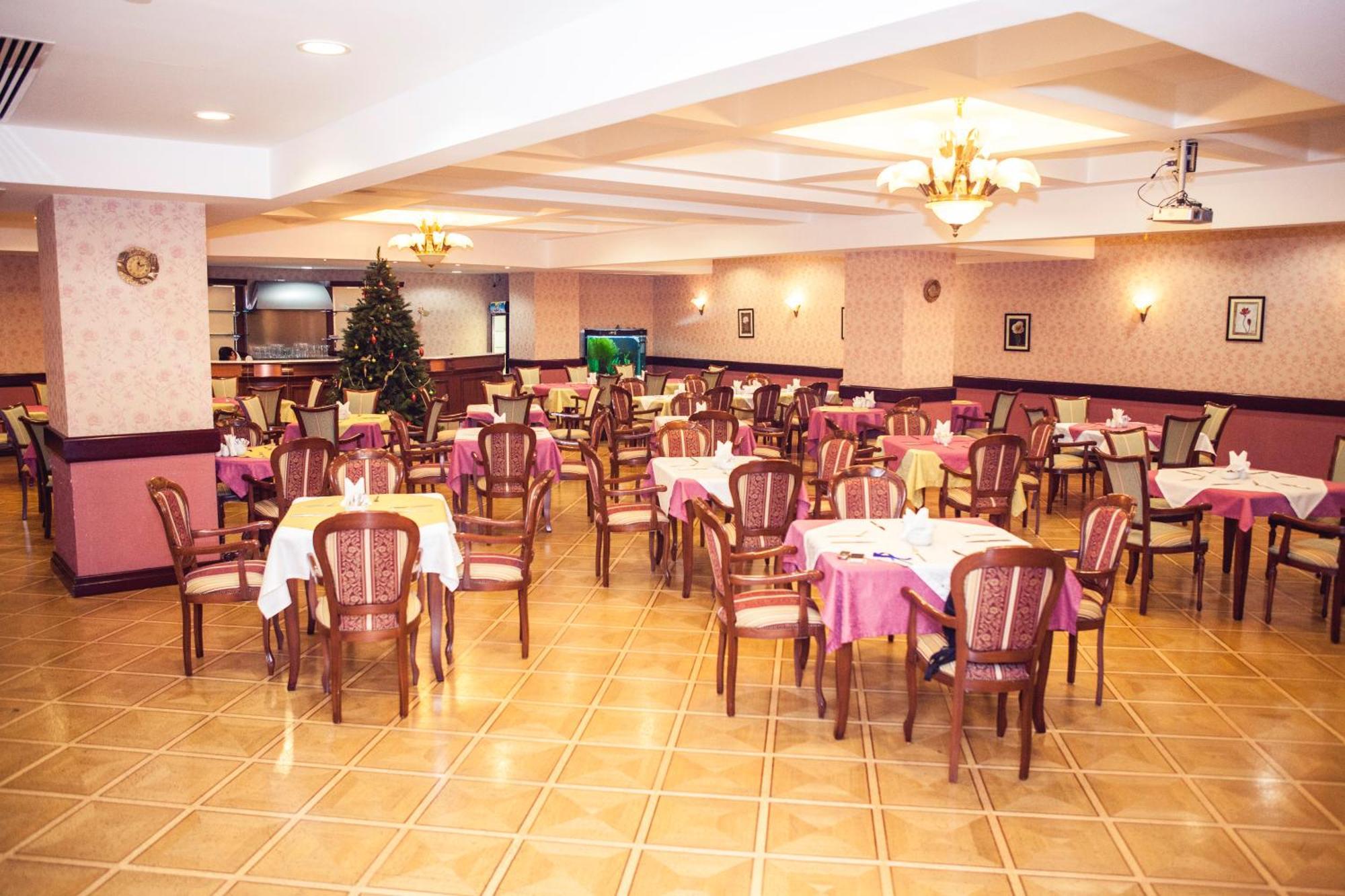Grand Hotel Victory Актау Екстериор снимка Restaurant